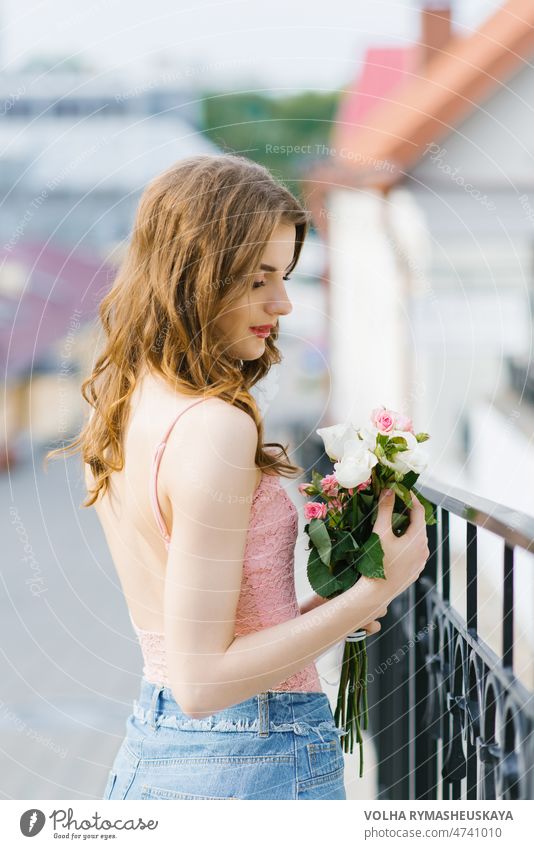 Ein schönes junges Mädchen in heller Kleidung hält einen Rosenstrauß in den Händen Person Schönheit Blume Frau Lächeln Porträt Erwachsener Mode Hintergrund