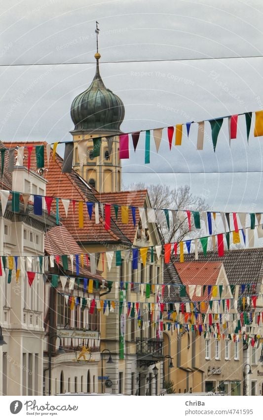 Weißenhorn zeigt sich traditionell für Fasching mit bunten Fähnchen geschmückt Schmuck Ort Kirche dekoration Karneval Bayern bayerisch Dekoration & Verzierung