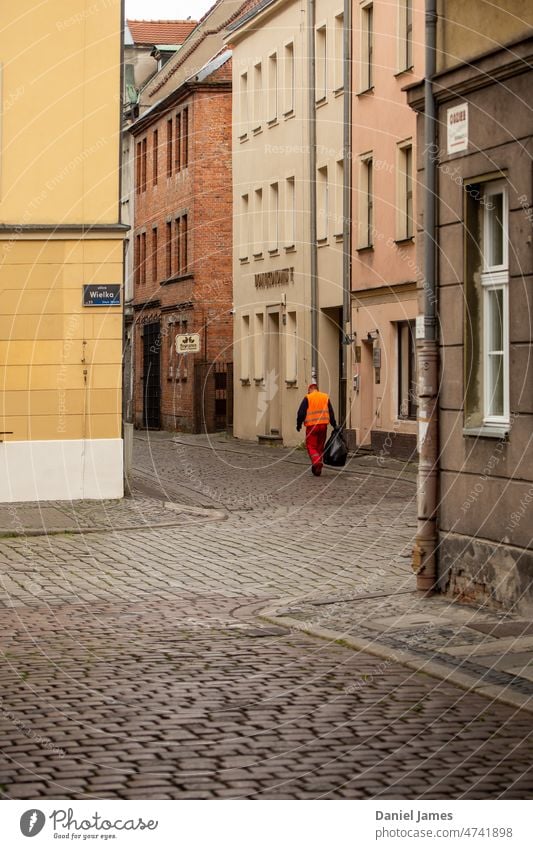 Müllsammler in der europäischen Altstadt dunkel Straßenecke Eckstoß ruhig Bauwerk Architektur Polen Poznan Altstadtkern Fassade Gebäude Altbau historisch