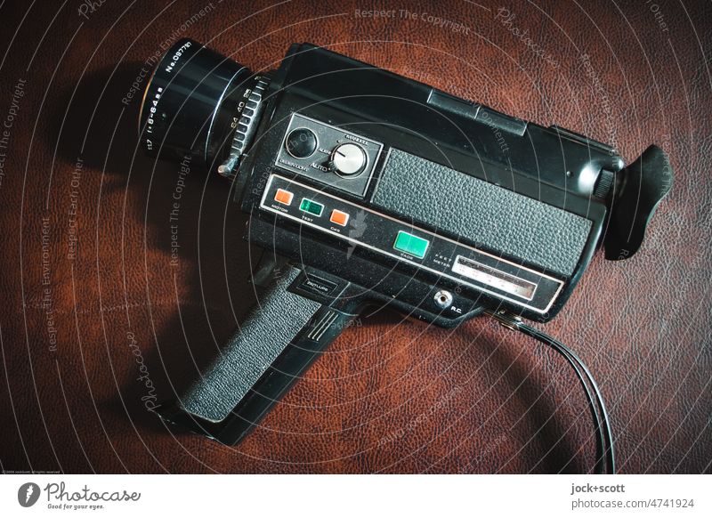 Videokamera Hi-Deluxe Super 8 liegt auf Kunstleder retro deluxe Stil 70er Jahre Vergangenheit Technik & Technologie Staub Design Objektiv Taste drehknopf Camera