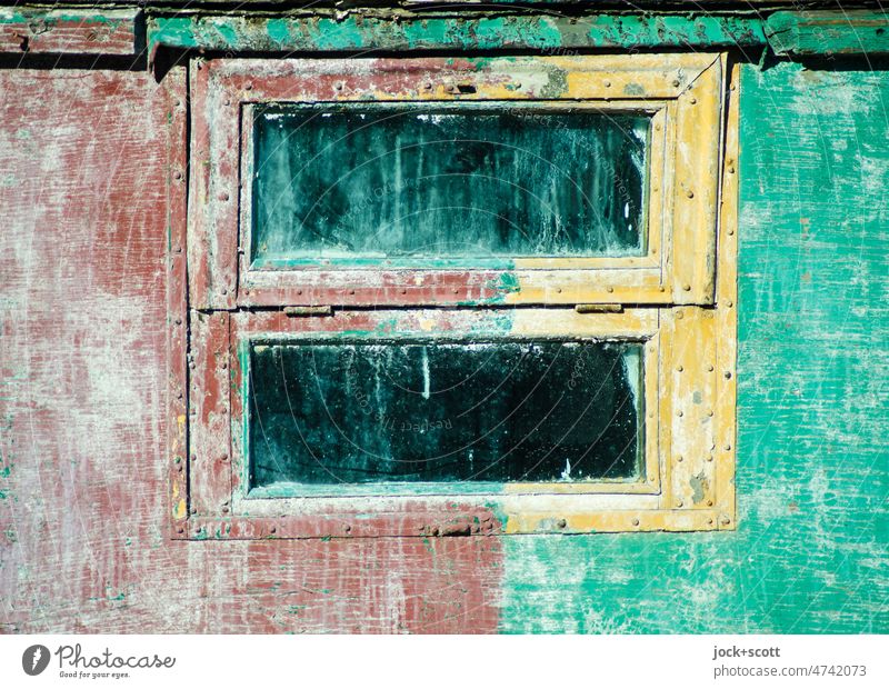 Farbcontest / desolate Farbe braun und grün treffen sich am Wagenfenster Fenster alt verwittert Holz Wand schmutzig Kondenswasser Sonnenlicht bemalt getüncht