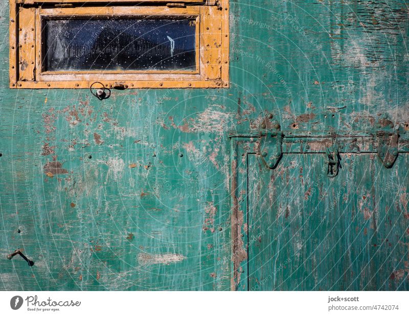 Farbcontest / trostlose Farbe grün und braun zusammen, aber nicht vereint Fenster alt verwittert Holz Wand getüncht Oberflächenstruktur Russisch