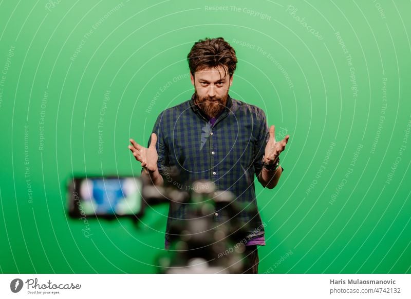youtuber aufnahme auf grünem bildschirm im studio Erwachsener attraktiv Hintergrund Vollbart Ausstrahlung Rundfunksendung lässig Kaukasier selbstbewusst digital