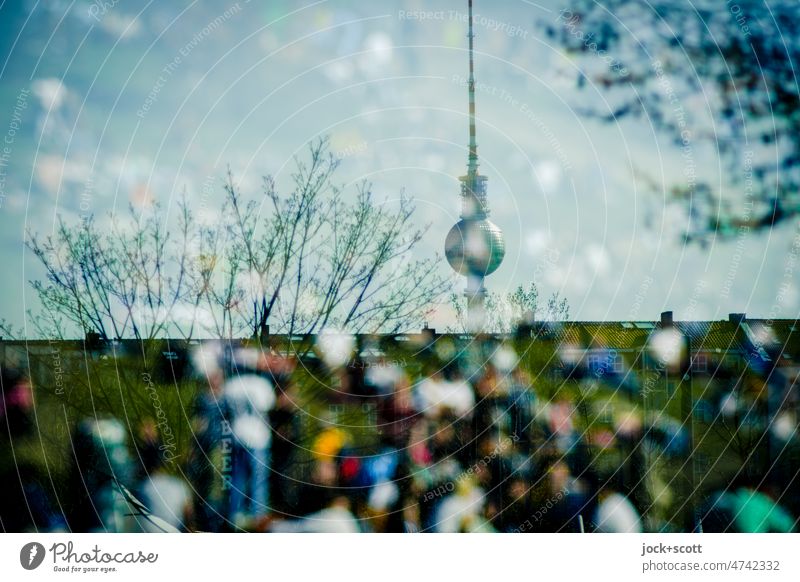 viele Menschen sind im Berliner Park unterwegs oder sitzen auf den Grünflächen Mauerpark Silhouette Illusion Reaktionen u. Effekte Berliner Fernsehturm