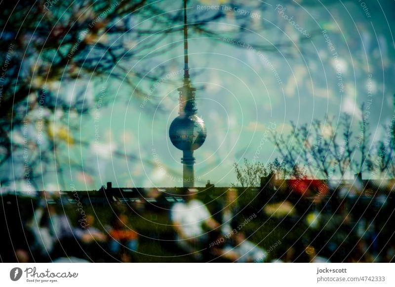zahlreiche Menschen im Berliner Park beim sonnigen Wetter Mauerpark Silhouette Illusion Reaktionen u. Effekte Berliner Fernsehturm Wahrzeichen Sehenswürdigkeit