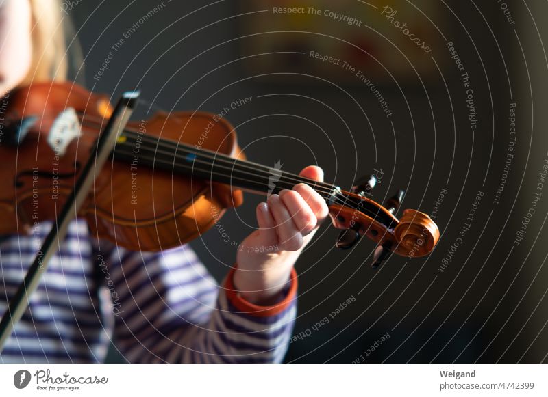 Kind mit Geige in der Hand spielt Musik Erziehung Mädchen Melodie Dankbarkeit Klang Streichinstrument Noten Lied Musikschule musizieren spielen