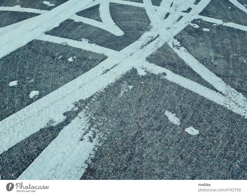 Inverse Reifenspuren aus Schnee Spuren Auto Winter Straße Schneespur kalt weiß Fußspur Frost Fußspuren Kontrast Wege & Pfade Eis Winterstimmung Asphalt