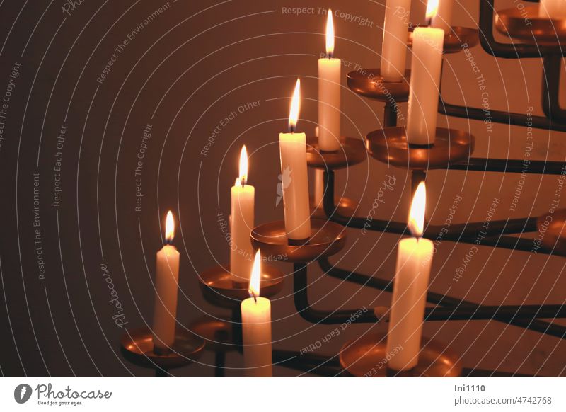 Kerzen angezündet Kerzenlicht Kerzenschein Licht Docht Flamme Kerzenhalter Tropfenfänger Kerzenständer Glaube Gedenken Zeremonie Licht der Seele Wärme Ritual