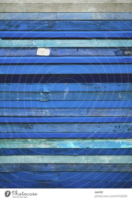 Quertreiber Stapel Platten viele übereinander aufeinander liegen gestapelt blau Streifen Linien abstrakt Menschenleer Strukturen & Formen Farbfoto Außenaufnahme