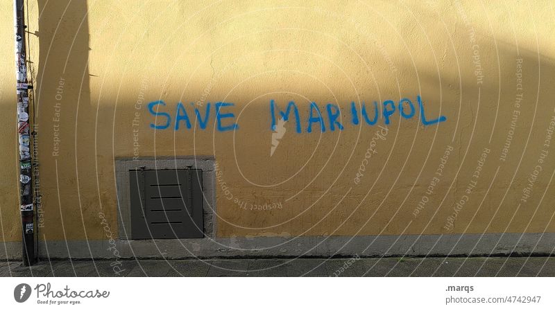 Save Mariupol Ukraine Krieg Sicherheit Frieden Schriftzeichen Graffiti gelb blau Solidarität Politik & Staat Ukrainekrieg Hoffnung Freiheit