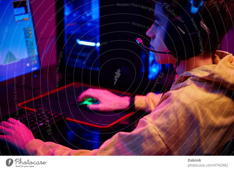 Junge spielt Computerspiel zu Hause, Spielsucht Spieler Arbeitsplatz Sucht Keyboard virtuell Entertainment online cybersport Gerät spielen Spielen Luftschlange
