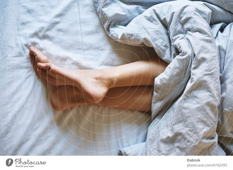 Weibliche Beine im Bett unter der Bettdecke Frau Fuß Körper Schlafzimmer schlafen Top Ansicht Morgen LAZY Wochenende aussruhen Mädchen schön weiß perfekt