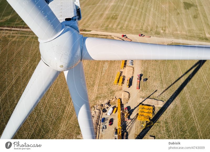 Baustelle in der Nähe einer Windkraftanlage, Installation eines Windgenerators Energie Windmühle Erzeuger Flugzeugwartung Turbine Zusammenbau regenerativ