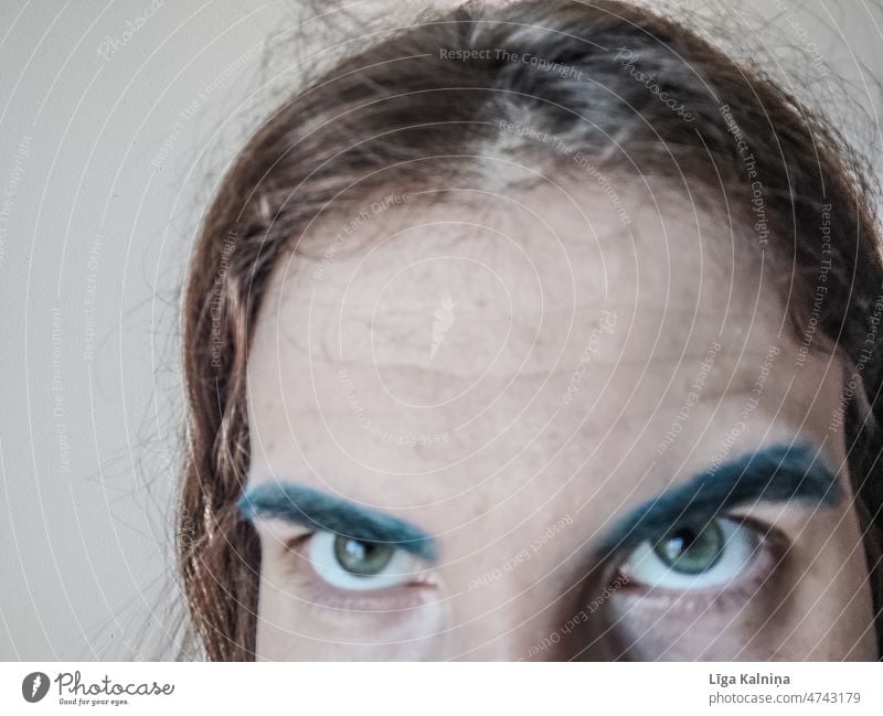 Blaue Augenbrauen Make-up Frau blau
