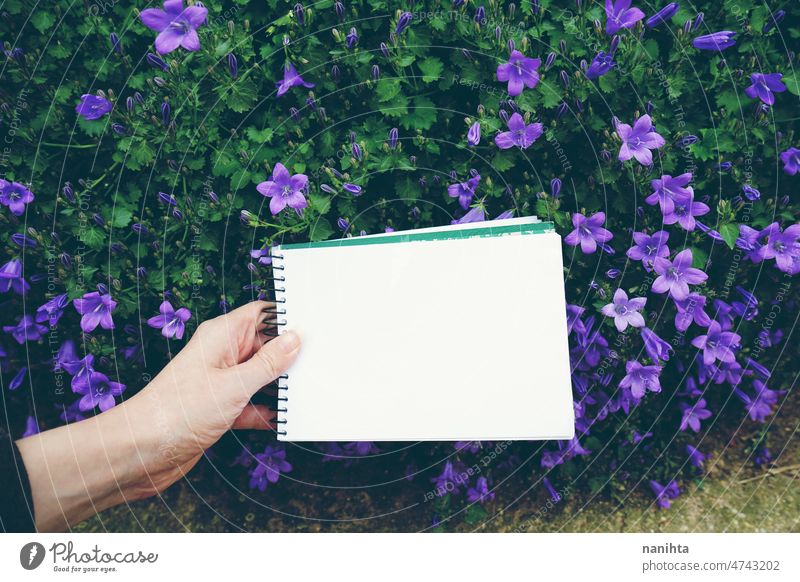 Mock up mit lila floralem Muster Attrappe Blumen Design Natur Frühling Textur schön Hinweis Notebook Papier Postkarte leer blanko Leerraum Negativraum weiß