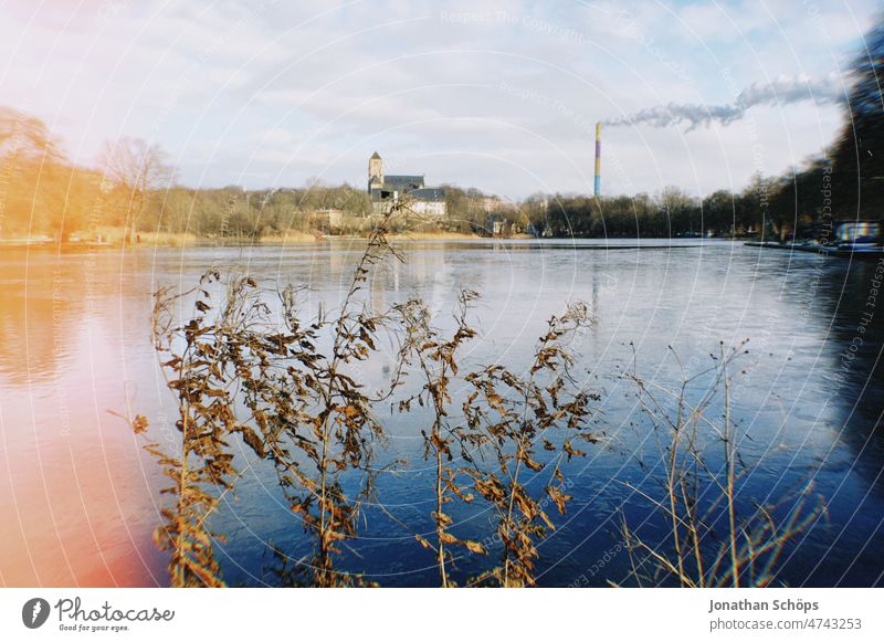 Ausblick über den Schlossteich mit Esse und Schlosskirche, Chemnitz fossile Brennstoffe Fossile Energie dreckig film roh vintage Kohlekraftwerk korn lightleak