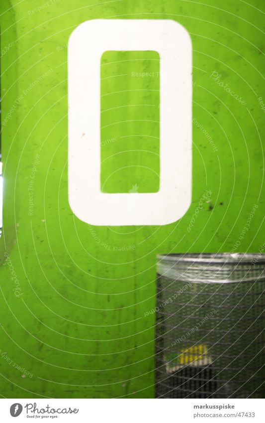 etage 0 Etage Stock leer weiß grün mint Müll Papierkorb parken Parkhaus Schriftzeichen Typographie Ziffern & Zahlen Hinweisschild Wegweiser