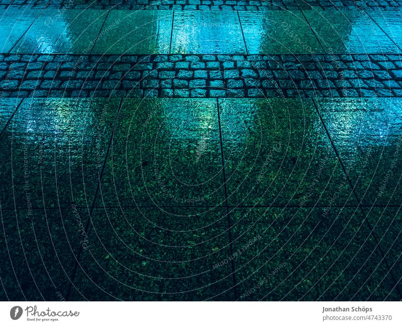 Straße bei Nacht und Regen mit bunten Lichtern Reflexion & Spiegelung nass urban City Stadt Chemnitz Kulturhauptstadt 2025 Kulturhauptstadt Chemnitz dunkel