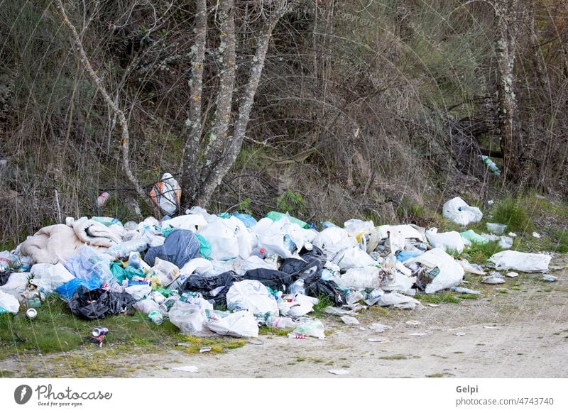 Eine Mülldeponie in einem ländlichen Gebiet. Tasche Verschmutzung Abfall Kunststoff Ökologie satt Müllhalde Landschaft Umwelt Recycling Container Haufen