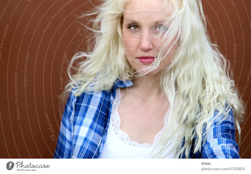 Frau im Wind frau blond locken portrait hemd kariert blick schauen blick in die Kamera fokussieren selbstbewusst feminin weiblich windig