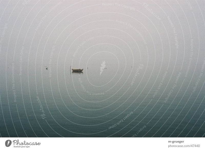 Einsames Ruderboot Beiboot Nebel Hiddensee ruhig Einsamkeit