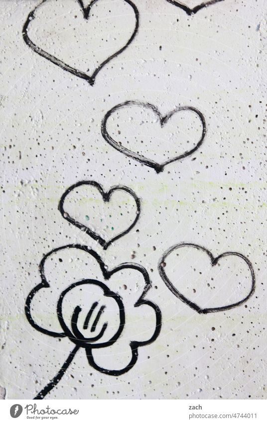 Flower Power Graffiti Herz Blume streetart Wand Schriftzeichen Liebe Romantik Gefühle Blüte Sympathie Verliebtheit Mauer Zeichen Glück
