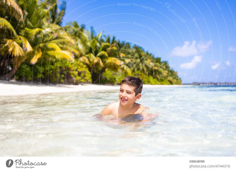 Kleines Kind im Wasser an einem tropischen Strand Baby schön blau Blauer Himmel Junge Karibik Küste Küstenlinie niedlich Ausflugsziel exotisch Feiertag