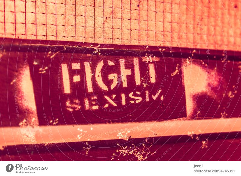 FIGHT SEXISM Sexismus sexistisch sexism Schriftzeichen Graffiti Street Straßenkunst Wandmalereien Kreativität Schmiererei Mauer markant farbig rot auffällig