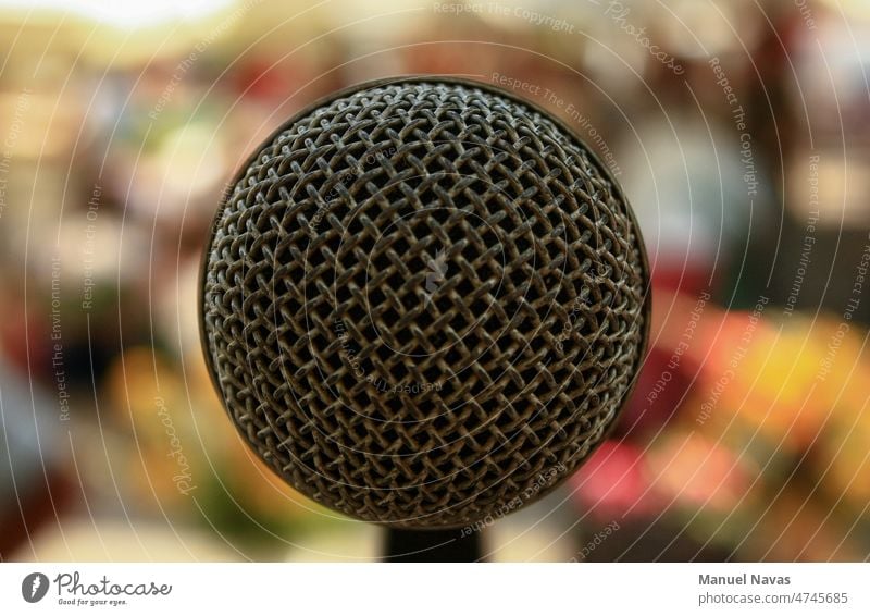 Mikrofon aus dem Blickwinkel des Sängers, Ankündigung Publikum Audio Hintergrund Band schwarz Holzplatte Ausstrahlung schließen Nahaufnahme Mitteilung Konzert