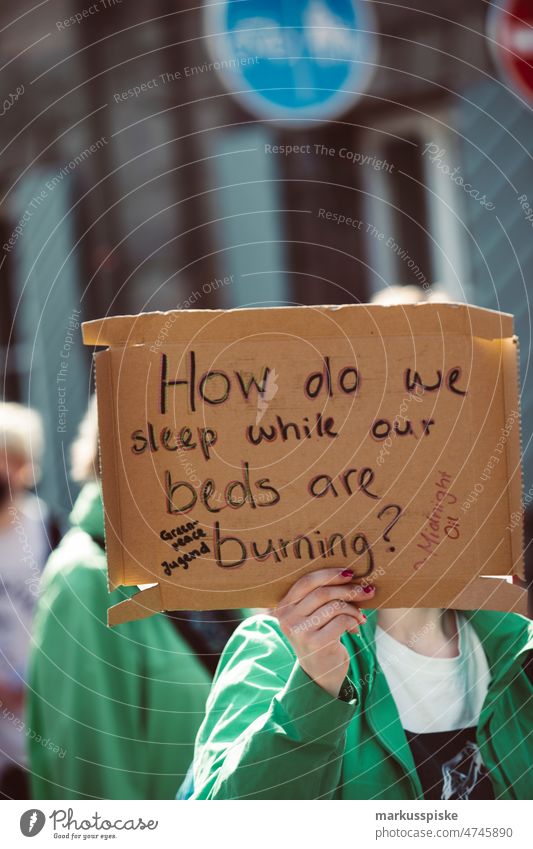 Wie können wir schlafen, während unsere Betten brennen? - Globaler Streik gegen den Klimawandel - 03-25-2022 Bayern Erlangen Deutschland