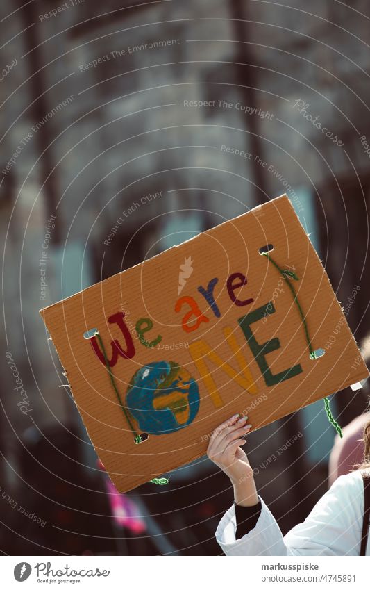 Wir sind eine Welt - Globaler Streik zum Klimawandel Bayern Erlangen Deutschland Globale Klima-Mobilisierung Globaler Klimastreik Schlossplatz Aktivist Berufung