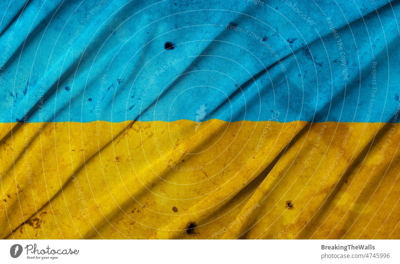 Alte Grunge Vintage beschädigte Flagge der Ukraine Ukrainer Fahne national dreckig alt Beschädigte verzweifelt verwittert gefärbt altehrwürdig Historie