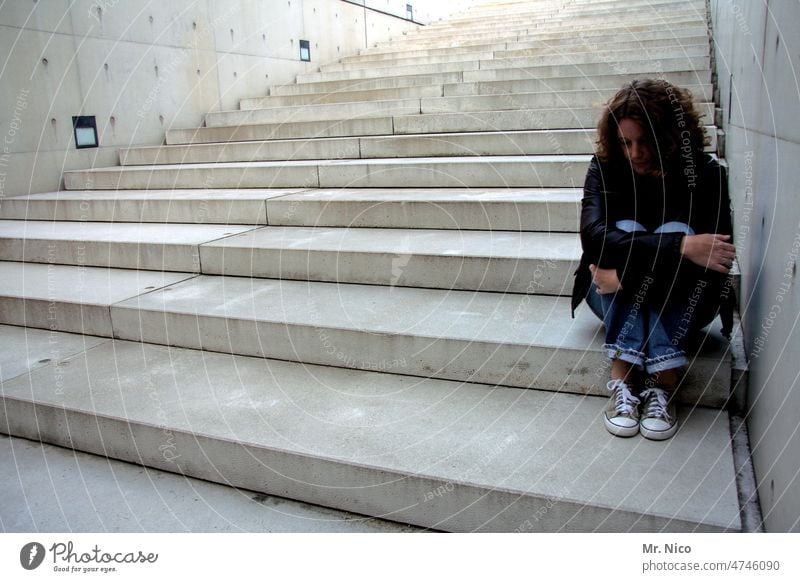 alleine sein sitzen Verzweiflung Sehnsucht Einsamkeit Erschöpfung Sorge Traurigkeit ruhig Treppe Bauwerk Frau feminin Schmerz Moderne Architektur aufwärts