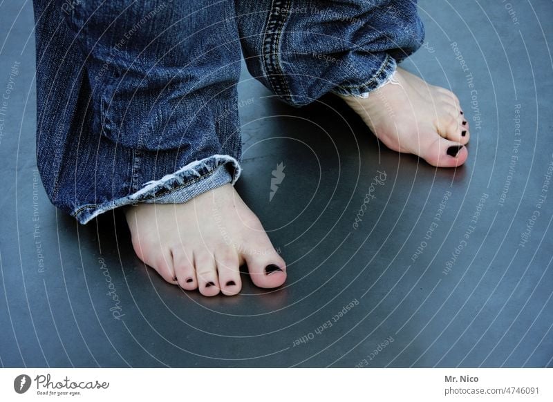barfuß Barfuß Haut Zehen Fuß lackiert Nagellack Füße Jeanshose stehen nackte Füße zehn zehen dicker zeh barfuß laufen Fußnägel keine Schuhe Frau feminin