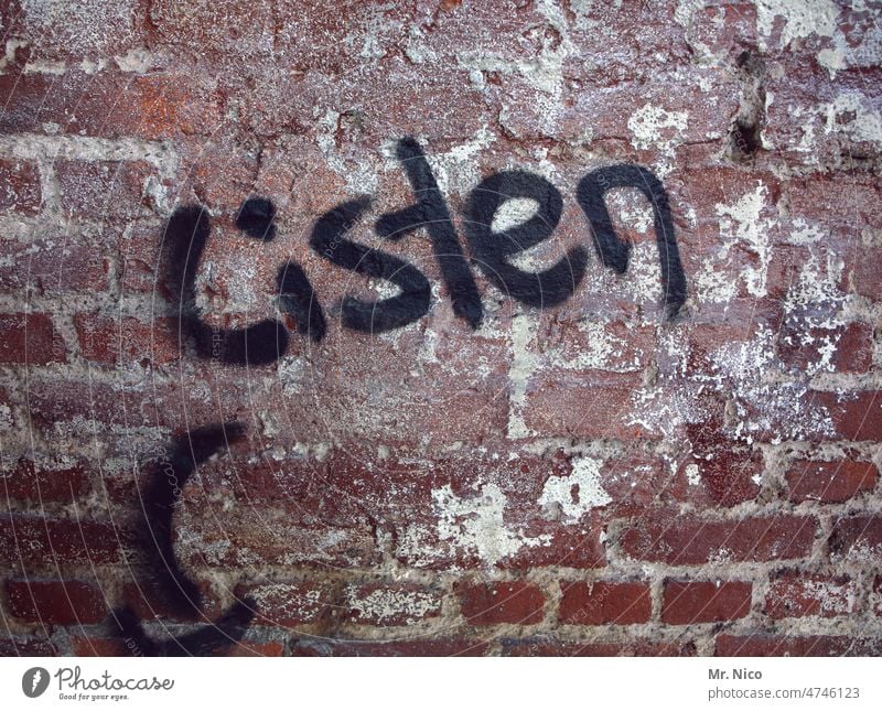 Listen Graffiti Schriftzeichen Mauer Wand Ruhe Wort ruhebedürftig Ansage laut lautstark Hinweis ruhig sein hören zuhören lauschen Schmiererei listen mauerwerk