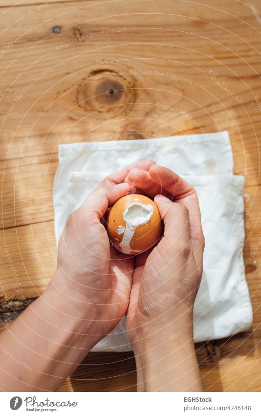 Weibliche Hände, die ein Ei aushöhlen und ausstopfen, um Ostereier mit Zement herzustellen Hand Frau hohl gefüllt Ostern Eier Dekoration & Verzierung diy