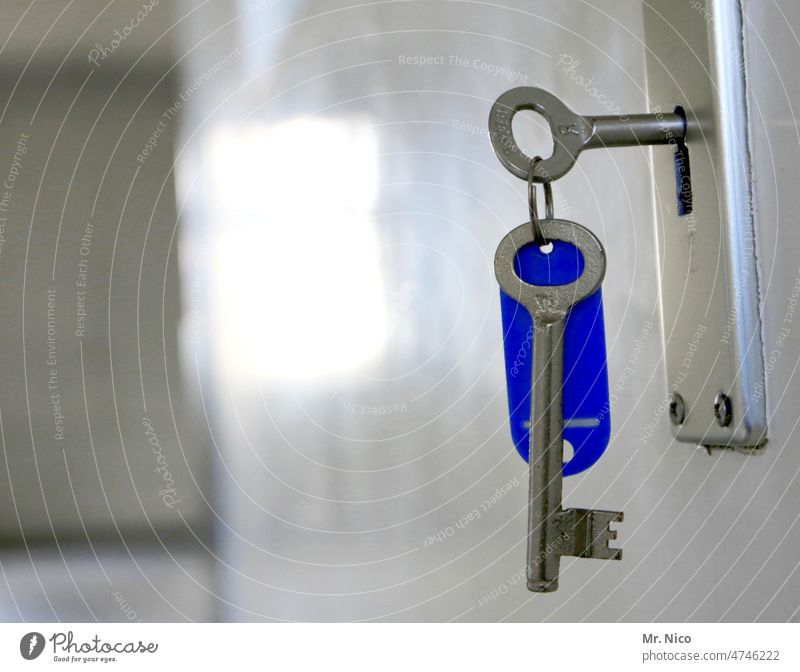Zweitschlüssel Schlüsseldienst Wohnung Eingang Zimmertür Schlüsselerlebnis Wohnungsschlüssel Häusliches Leben unverschlossen aufgeschlosssen Tür schließen