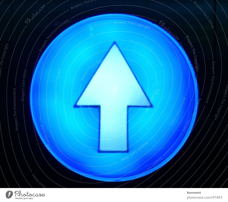 3D Pfeil weiß schwarz Wegweiser Vorfahrt dreidimensional blau Linie zeigen Schilder & Markierungen Zeichen Hinweisschild