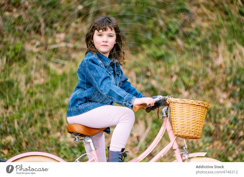 Nettes Mädchen auf dem Fahrrad sitzend Kind Park Hobby Freizeit Zeitvertreib Kindheit Erholung Mitfahrgelegenheit Korb Aktivität Sommer Verkehr Sommerzeit