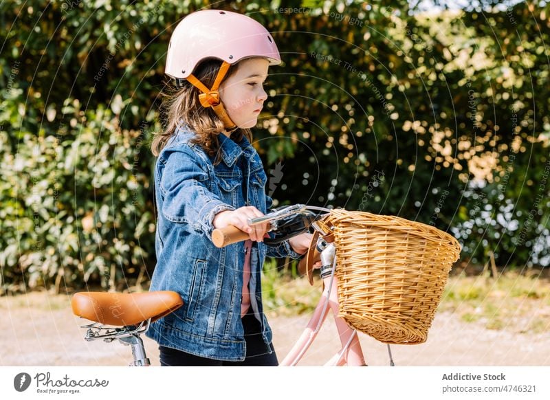 Mädchen zu Fuß mit Fahrrad im Park Kind Hobby Freizeit Zeitvertreib Kindheit Erholung Verkehr Schutzhelm Weg Korb Aktivität Sommer Baum Sicherheit Sommerzeit
