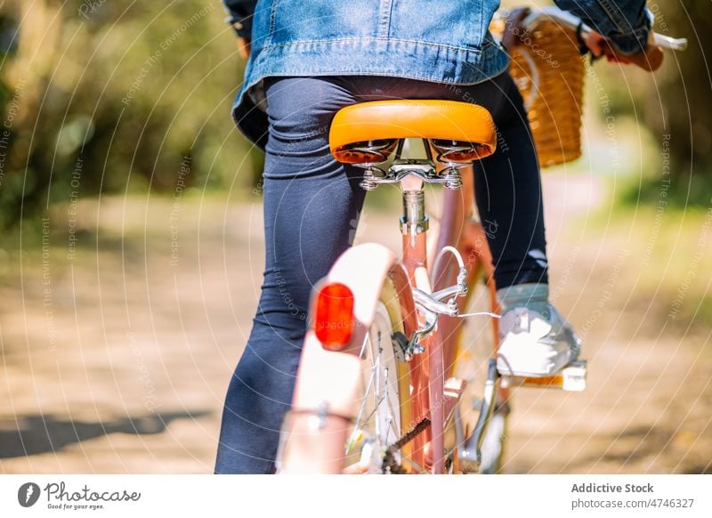 Anonymes Kind fährt Fahrrad auf dem Weg Park Hobby Freizeit Zeitvertreib Kindheit Erholung Mitfahrgelegenheit Aktivität Sommer Verkehr Sommerzeit Pflanze