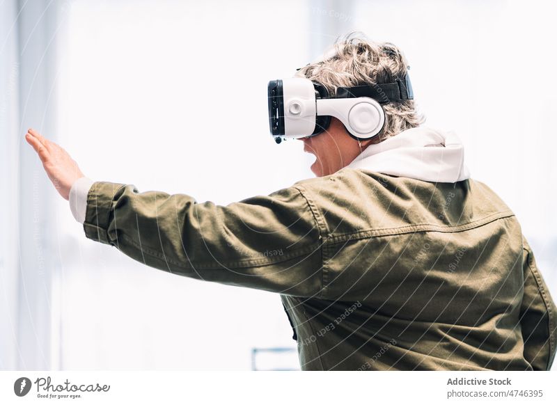 Frau erkundet den Cyberspace in einem VR-Headset Schutzbrille Großstadt erkunden futuristisch Virtuelle Realität Simulator modern schwarz Erfahrung Stil