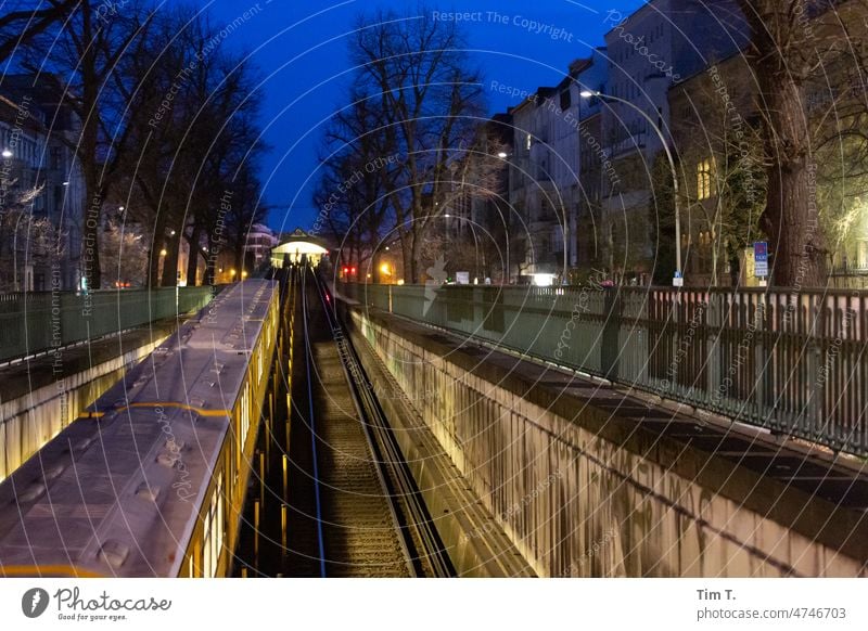 Untergrundbahn fährt aus dem Tunnel an die Oberfläche Berlin Prenzlauer Berg Nacht Stadt Außenaufnahme Stadtzentrum Hauptstadt Menschenleer Farbfoto Architektur
