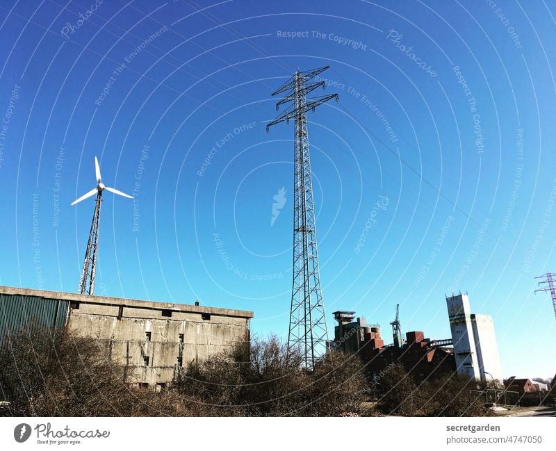 Lange Leitung haben Energie Himmel Strommast Windrad Kraftwerk Gebäude nachhaltig Energiewirtschaft Erneuerbare Energie Elektrizität Windkraftanlage