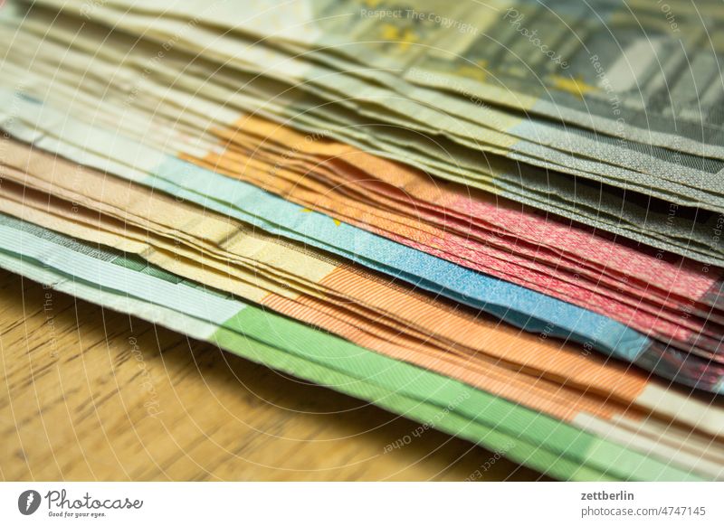 Ziemlich viele Geldscheine bank bargeld bestechung bestechungsgeld bezahlen euro finanzen geldschein konsum korruption papiergeld portokasse schwarze kasse