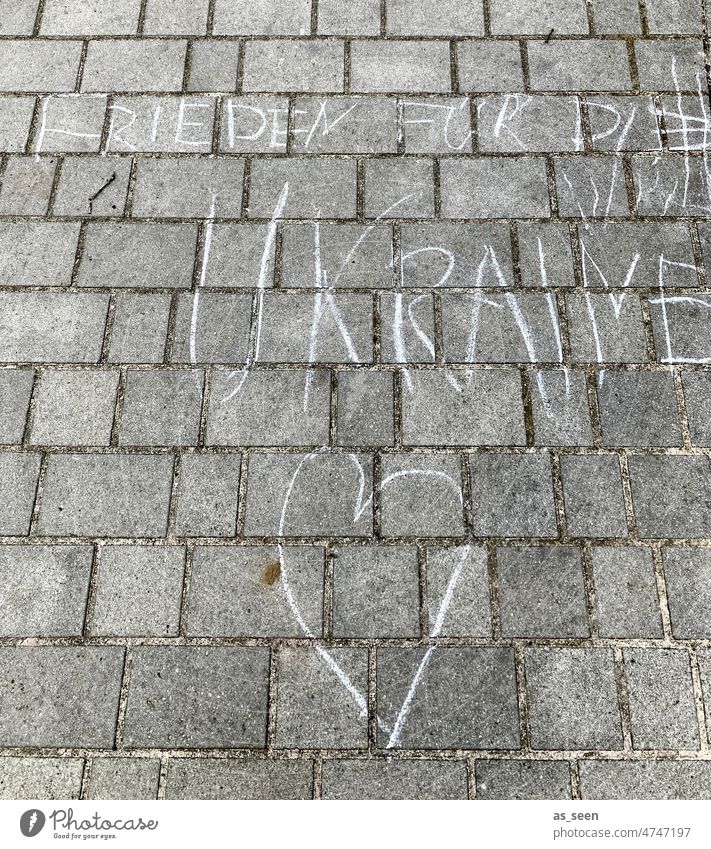 Frieden für die Ukraine Krieg Kreide Herz Straßenkreide Straßenkritzelei urban Motto grau weiß Wunsch Konflikt Russland zeichnen Graffiti Liebe