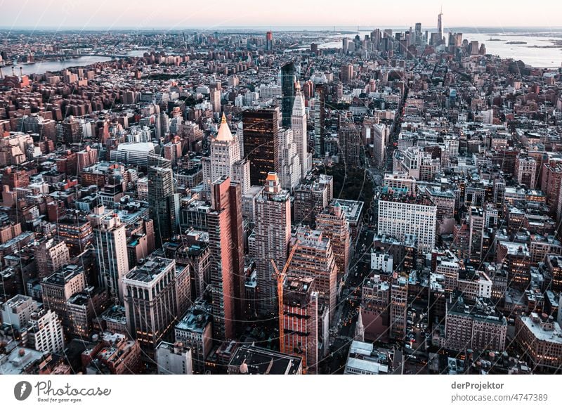 Hochhäuser in Manhattan New York VIII Zentralperspektive Starke Tiefenschärfe Sonnenlicht Reflexion & Spiegelung Kontrast Schatten Licht Tag Textfreiraum Mitte
