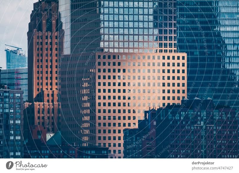Hochhäuser in Manhattan New York I Zentralperspektive Starke Tiefenschärfe Sonnenlicht Reflexion & Spiegelung Kontrast Schatten Licht Tag Textfreiraum Mitte