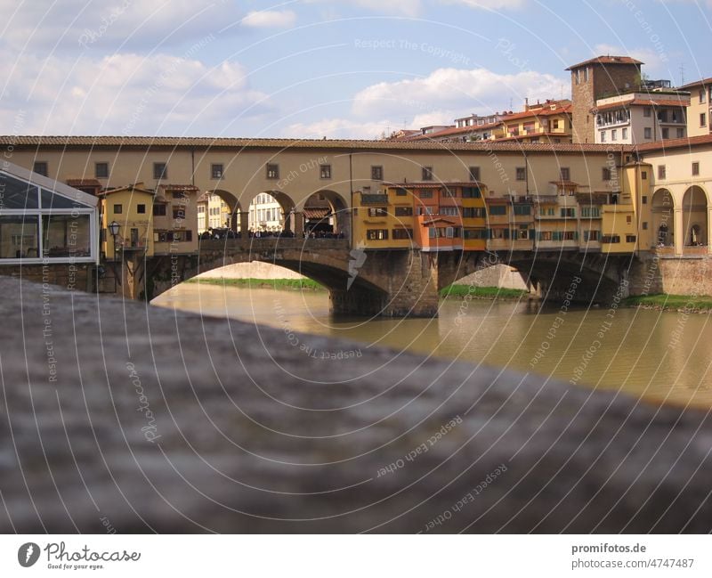 Der Ponte Vecchio ist die älteste Brücke über den Arno in der italienischen Stadt Florenz. Das Bauwerk gilt als eine der ältesten Segmentbogenbrücken der Welt. Foto: Alexander Hauk