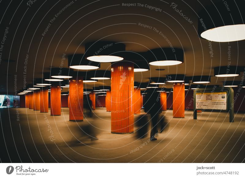 Tunnel in Orange Architektur retro 70er Jahre Design Charlottenburg Berlin Fliesen u. Kacheln orange Säule Strukturen & Formen Beleuchtung Bewegungsunschärfe